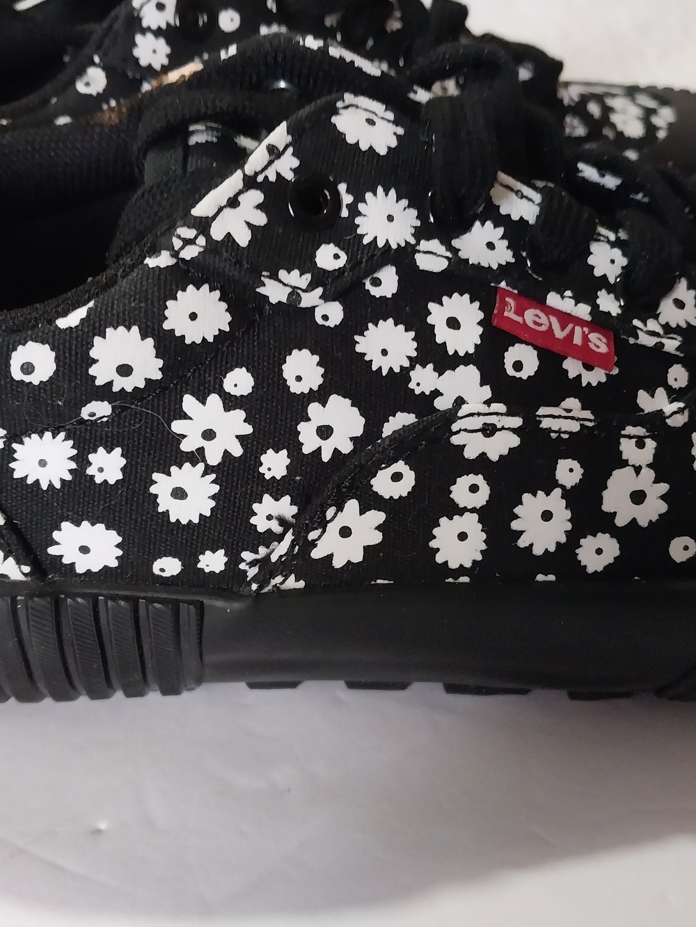 Levi's Black & White Womem"s  Floral Canvas Sneaker Size 6 - Picture 3 of 9
